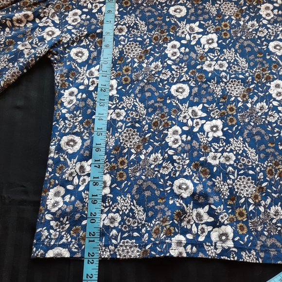 Uniqlo navy blue floral print t-shirt size xs - Picture 11 of 11